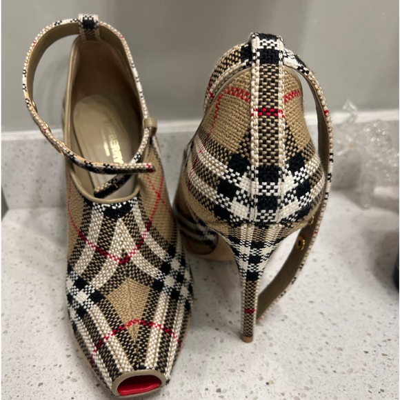 Like new burryberry heels - Picture 1 of 3